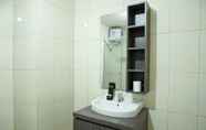 Toilet Kamar 2 Spacious with City View 1BR at Callia Apartment