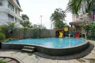 สระว่ายน้ำ Best Location 2BR at Beverly Tower Apartment TB. Simatupang