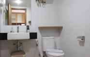 Toilet Kamar 7 Comfortable Studio at Beverly Dago Apartment near ITB