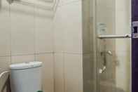 Toilet Kamar Relaxing Studio Apartment at Tamansari Papilio