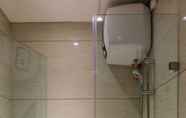 Toilet Kamar 7 Stylish 2BR at Brooklyn Apartment near Alam Sutera