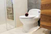 Toilet Kamar Luxurious 1BR at Marigold Nava Park Apartment