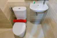 Toilet Kamar Cozy Studio Room Apartment at Springwood Residence