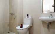 Toilet Kamar 5 Comfy Studio Room @ Oasis Apartment