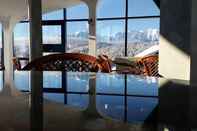 Hồ bơi Atrium Collection Hotel Predeal