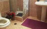 Toilet Kamar 5 Garden Guest House