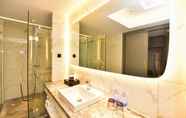 Toilet Kamar 6 Zenith International Hotel