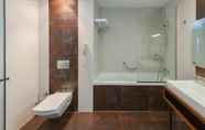 In-room Bathroom 5 Noah's Ark Deluxe Hotel & Spa