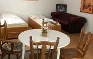 Bedroom 4 City Hotel-Garni