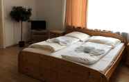 Bedroom 3 City Hotel-Garni