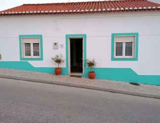 Exterior 2 Carlos's Beach Hostel