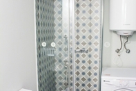 In-room Bathroom Classic Comfort at Porto Center