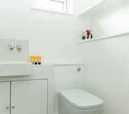 Toilet Kamar 5 Spacious 3BR South London Apartment
