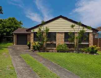 Exterior 2 Lake House on Elouera