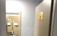 Toilet Kamar 5 Atico Hotel