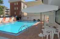 Swimming Pool Hotel Principe