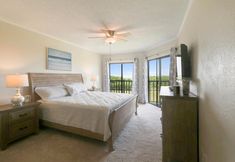 Bedroom 3 Land's End 204 Building 10 Updated/gulf View/beside Pool