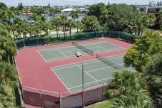 Pusat Kebugaran Land's End 206 Building 4 Updated Private Balcony Large Pool