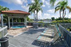 Kolam Renang Land's End 206 Building 4 Updated Private Balcony Large Pool