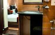 In-room Bathroom 6 Tin Tin Boutique Hotel by Sumi Yashshree