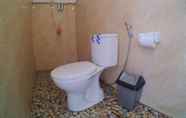 Toilet Kamar 4 Tropical Garden Inn