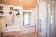 In-room Bathroom Abbey Shepherds Hut, Eye