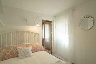 Bedroom 4 Light Filled Apartment near Chiado, By TimeCooler