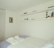 ห้องนอน 6 Light Filled Apartment near Chiado, By TimeCooler