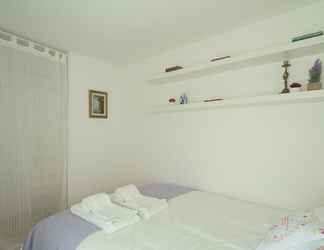 Bedroom 2 Light Filled Apartment near Chiado, By TimeCooler