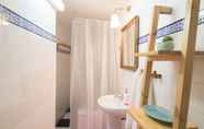 Phòng tắm bên trong 2 Light Filled Apartment near Chiado, By TimeCooler