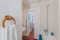 ห้องน้ำภายในห้อง Alfama Sunny & Typical Apartment, By TimeCooler