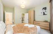 Bedroom 5 Stylish 3 Bed 3 bath in Kens High St