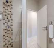 In-room Bathroom 4 Estoril Beachfront Condo