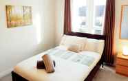 Kamar Tidur 7 Warm Cosy Family Home With Free Parking