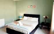 Kamar Tidur 4 Warm Cosy Family Home With Free Parking