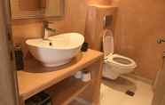 In-room Bathroom 2 Fira home 1