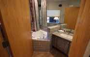 In-room Bathroom 6 River Bank Lodge 2915