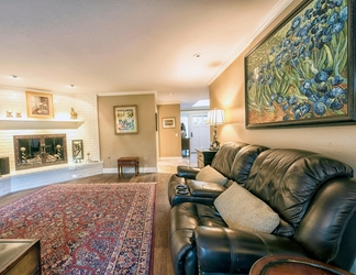 Lobby 2 Lx47: Pebble Garden Retreat Home With Modern Kitchen