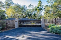 Exterior Lx47: Pebble Garden Retreat Home With Modern Kitchen