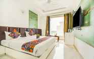 Bilik Tidur 3 FabHotel Yellow