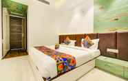 Bilik Tidur 4 FabHotel Yellow