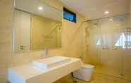 Toilet Kamar 6 Jazz Service Suites by Sanguine