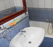 In-room Bathroom 5 Hotel Cetate Imparatul Romanilor