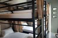 Kamar Tidur Sleep To Fly Hotel & Hostel