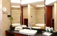 In-room Bathroom 6 Argyle Hotel