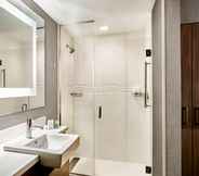 In-room Bathroom 3 SpringHill Suites by Marriott Winchester