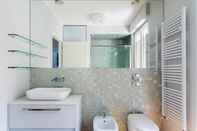 Toilet Kamar Sunset Lake View