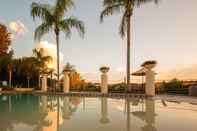 Kolam Renang Private Screened Splash Pool Overlooking Tranquil Lake Right Beside Disney World by Florida Dream Homes