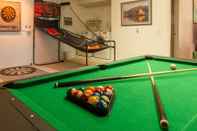 สิ่งอำนวยความสะดวกด้านความบันเทิง 3 Bedroom Home With Private Screened Pool With Rock Waterfall Feature and Gameroom by Florida Dream Homes