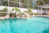 สระว่ายน้ำ 3 Bedroom Home With Private Screened Pool With Rock Waterfall Feature and Gameroom by Florida Dream Homes
